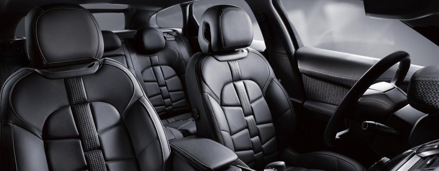 Интерьер DS 5 Commande Speciale 2016 года  (фото 3 из 10)